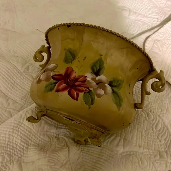 Gorgeous Vintage planter. Some markings inside. Otherwise great condition - Picture 1 of 7